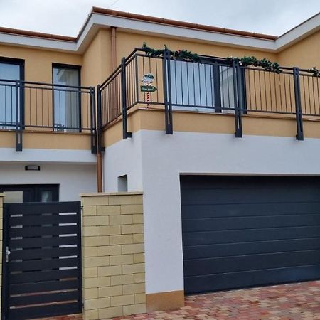 Sarkcsillag Teljes Csaladihaz- Star Complete Family House Apartment Seghedin Exterior foto