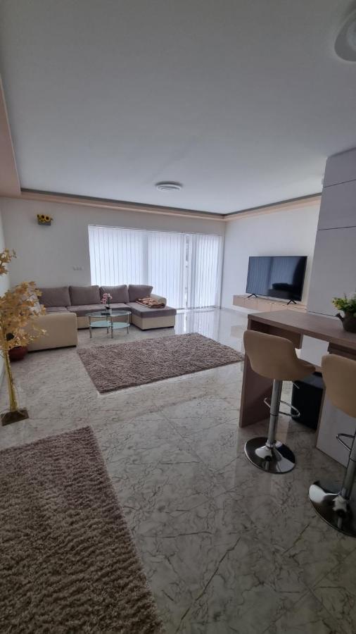 Sarkcsillag Teljes Csaladihaz- Star Complete Family House Apartment Seghedin Exterior foto