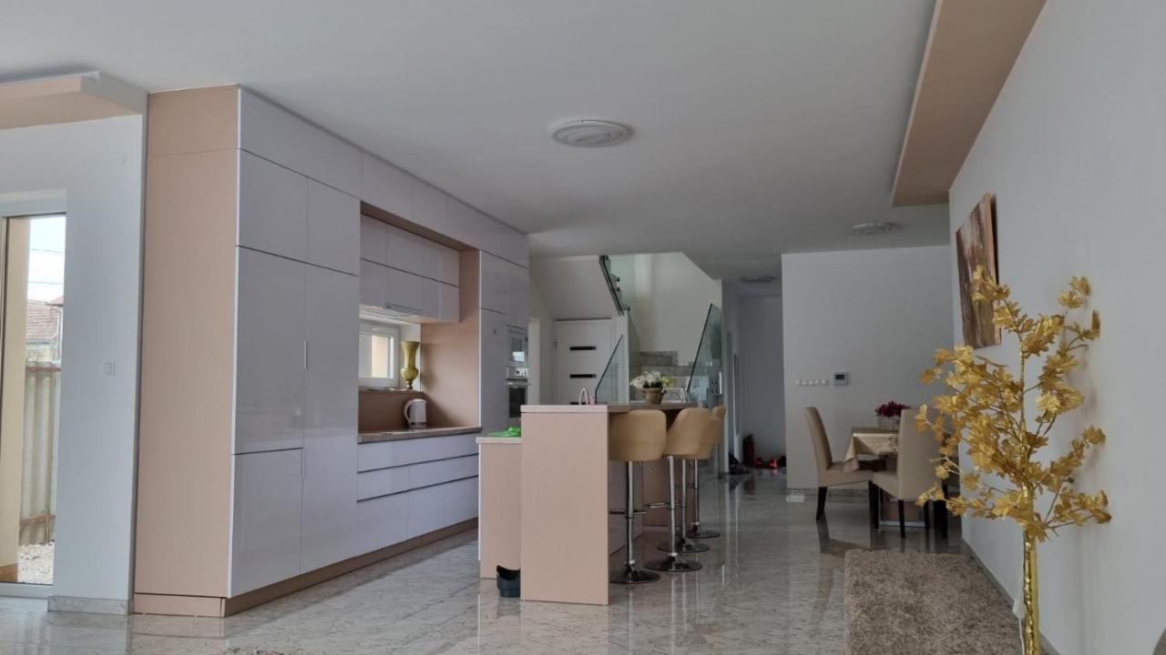 Sarkcsillag Teljes Csaladihaz- Star Complete Family House Apartment Seghedin Exterior foto