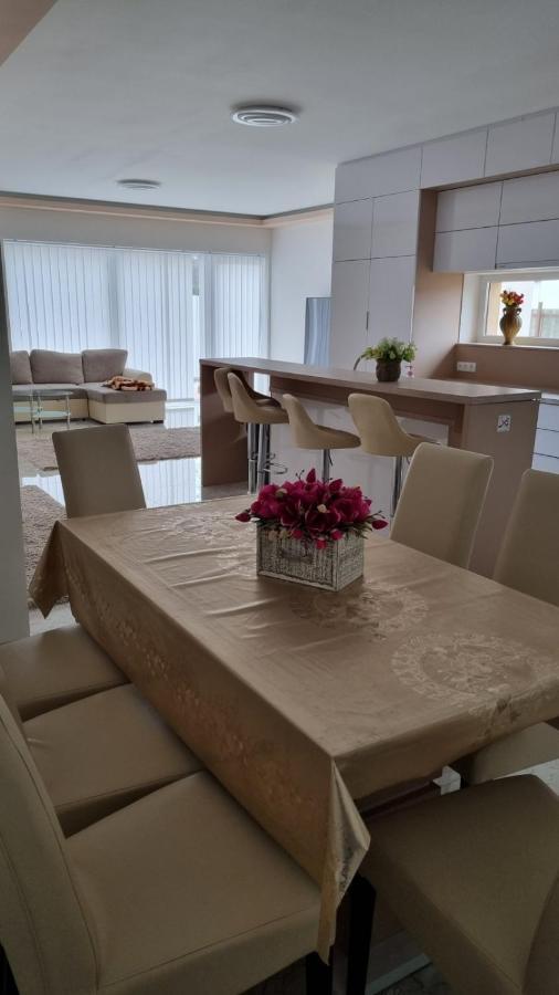 Sarkcsillag Teljes Csaladihaz- Star Complete Family House Apartment Seghedin Exterior foto
