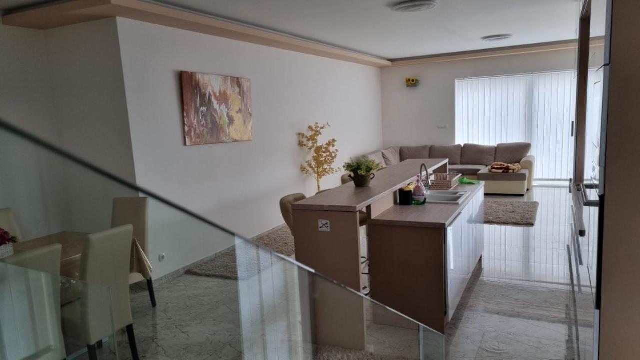 Sarkcsillag Teljes Csaladihaz- Star Complete Family House Apartment Seghedin Exterior foto