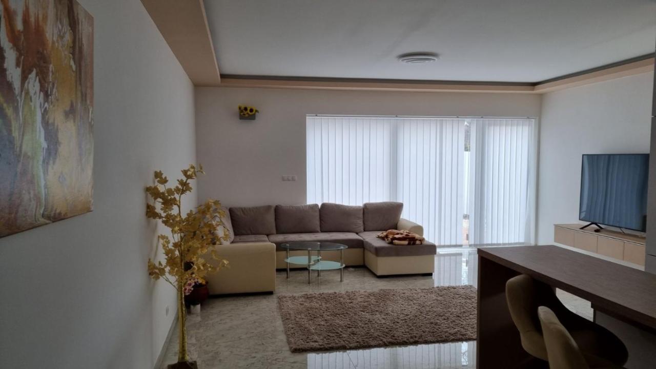 Sarkcsillag Teljes Csaladihaz- Star Complete Family House Apartment Seghedin Exterior foto