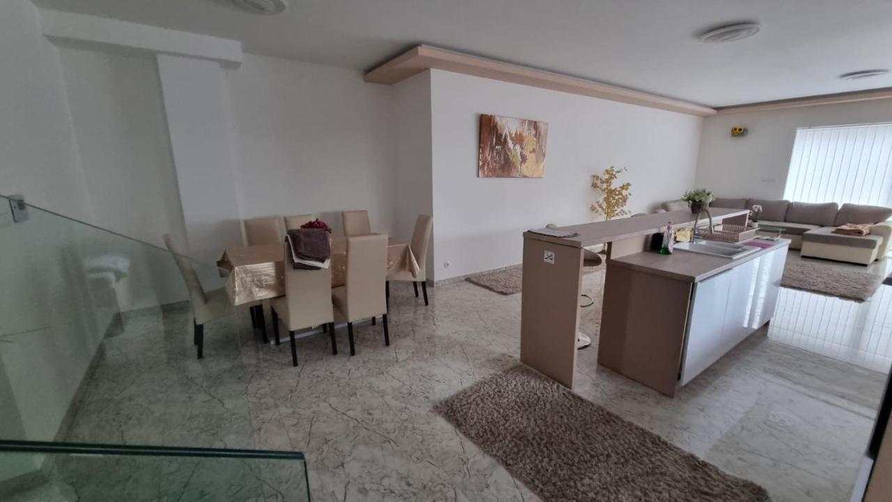 Sarkcsillag Teljes Csaladihaz- Star Complete Family House Apartment Seghedin Exterior foto